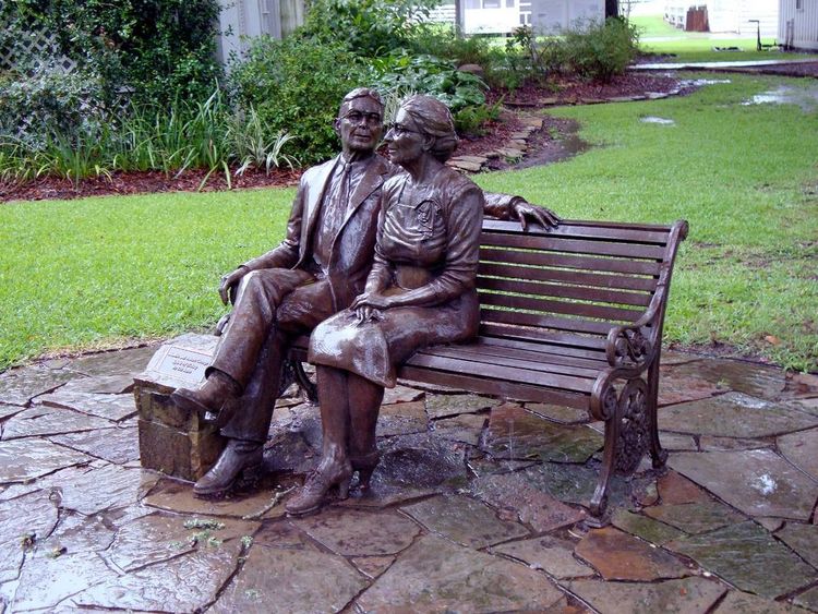 Monuments - Mamie and Albert George, The Spirit of Giving by Edd Hayes - search and link Sculpture with SculptSite.com