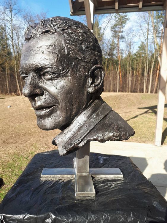 Portrait of Mr. Antonio Banderas by Eva Karcag - search and link Sculpture with SculptSite.com